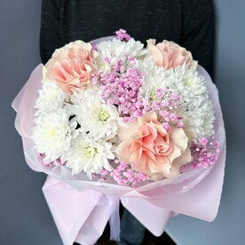 Нежный трогательный букет из роз французских хризантем и гипсофилы