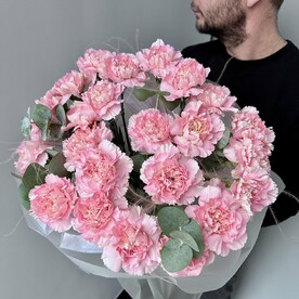 Стойкий букет из гвоздик и эвкалипта