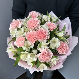 Стойкий букет из гвоздик и альстромерии