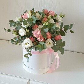 Шляпная коробка с пионовидной кустовой розой и лизиантусом Арт. 127