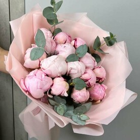 Букет из розовых Пионов с Эвкалиптом 15 шт