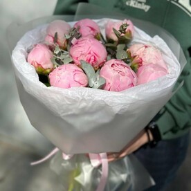 9 розовых нежных пиона Сара Бернар с эвкалиптом в упаковке D033