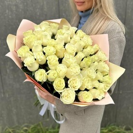 51 белая роза Эквадор в дизайнерской упаковке Арт. 045