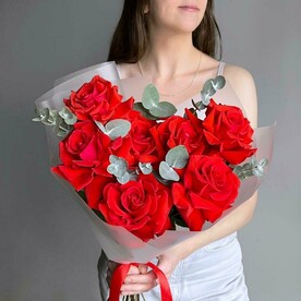 Букет красная французская роза с эвкалиптом D007