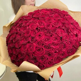 101 красная Роза в крафте (А005)