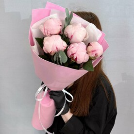 Букет розовый пион Сара Бернар 5 шт с эвкалиптом D030