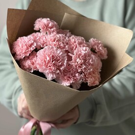 Букет в крафте из 15 розовых гвоздик