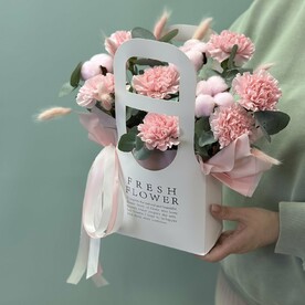 Композиция в сумочке из нежно-розовой гвоздики и хлопка