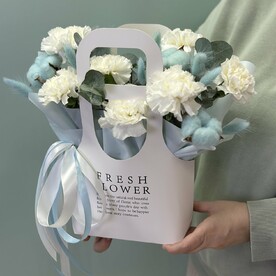 Сумочка с белой гвоздикой и голубым хлопком.