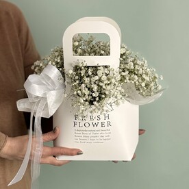 Сумочка с белой гипсофилой