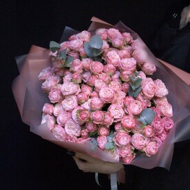 Кустовых пионовидных роз + эвкалипт