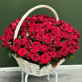 Розы в корзине