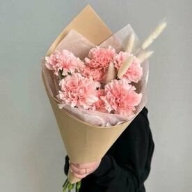 Букет из диантусов в оформлении