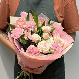 Букет диантусы, альстромерия, кустовая роза