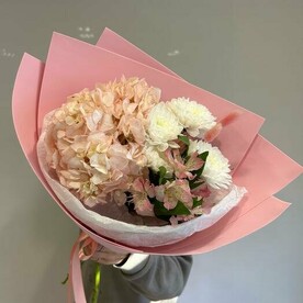 Букет с гортензией и хризантемой