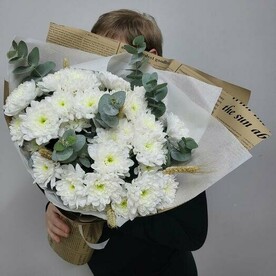 Букет из белой хризантемы колосьев и эвкалипта
