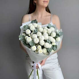 Нежный букет кустовый белой хризантемы и эвкалипт