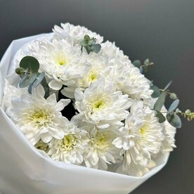 Белые хризантемы с эвкалиптом