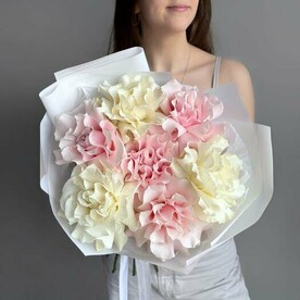 Нежный букет из белой и розовой французской розы