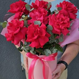 Коробеп с шкарными французскими розами и эвкалиптом