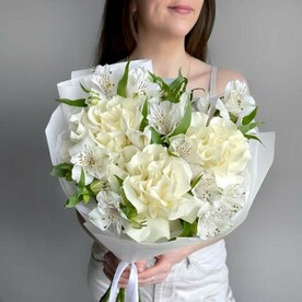 Нежный букет белая французская роза и альстромерия