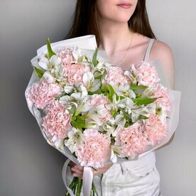 Нежный букет розовый диантус и белая альстромерия