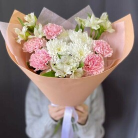 Авторский букет Хризантема, диантусы и альстромерия в букете