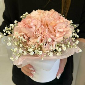 Композиция из розовой гортензии и гипсофил