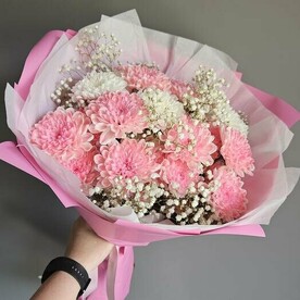 Нежные бело-розовые хризантемы с гипсофилой