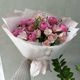 Ароматный букет из кустовых пионовидных розочек и воздушных розовых альстромерий