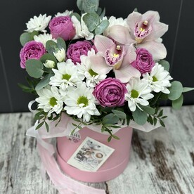 Коробочка с кустовой пионовидной розой и нежными орхидеями в подарочном пакете😍
