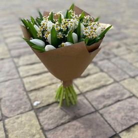 Нежнейший букет из белых тюльпанов и ромашек