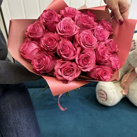 Букет из 19 ароматных розовых роз премиум класса