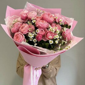 Нежнейший букет с кустовыми пионовидными розами и ромашками❤️😍