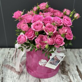 Элегантность и солидность в бархатной коробочке с кустовыми пионовидными розами ❤️😍