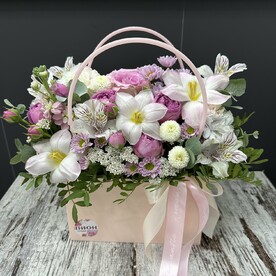 Нежная сумочка с кустовой пионовидной розой и тюльпанами ❤️😍