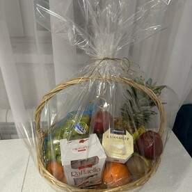 Подарочная корзина с фруктами конфетами и сыром