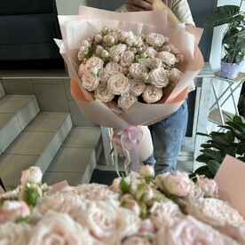 Букет из кустовых нежный пионовидных роз