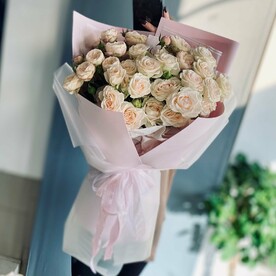 Букетик из нежных кустовых пионовидных роз