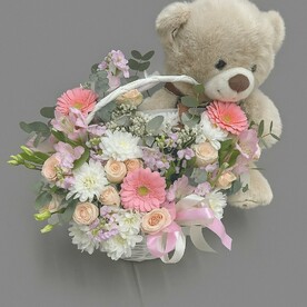 Корзина с мягкой игрушкой и цветами