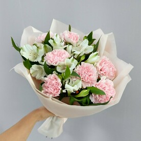 Нежный букет с диантусами и альстромериями