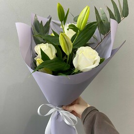 Букет с лилией и белыми розами
