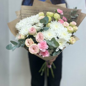 Авторский букет с кустовой хризантемой, пионовидной кустовой розой и диантусами