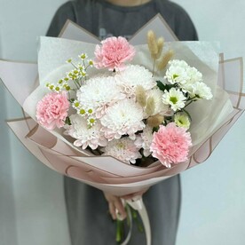 Авторский букет с розовыми диантусами, хризантемой и танацетумом