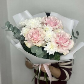 Авторский букет с французской розой и кустовой хризантемой с эвкалиптом в красивом оформление