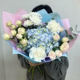 Авторский букет с кустовой пионовидной розой голубой гортензией и ассорти цветов