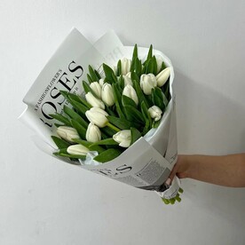 Букет из 19 белых тюльпанов