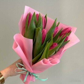 Букет из 9 розовых тюльпанов в упаковке