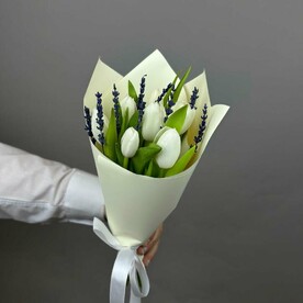 9 белых тюльпанов с лавандой