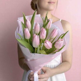 Розовый жемчуг: 9 розовых тюльпанов
